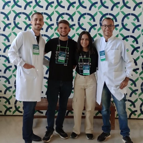 Integrantes do grupo PET-Química que participaram do projeto do PET-Física, Jornada de Ciências, e apresentaram experimentos e um tour pelo Instituto de Química para alunos de ensino médio